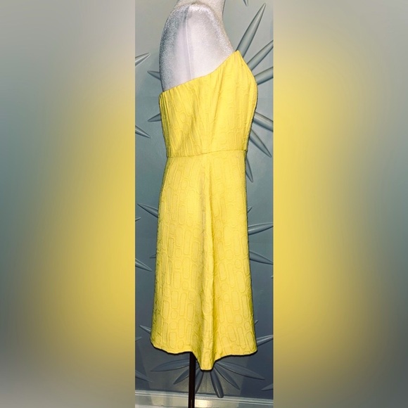 EUC The Limited SZ 8 yellow strapless dress w/geometric tone on tone print - Picture 3 of 8